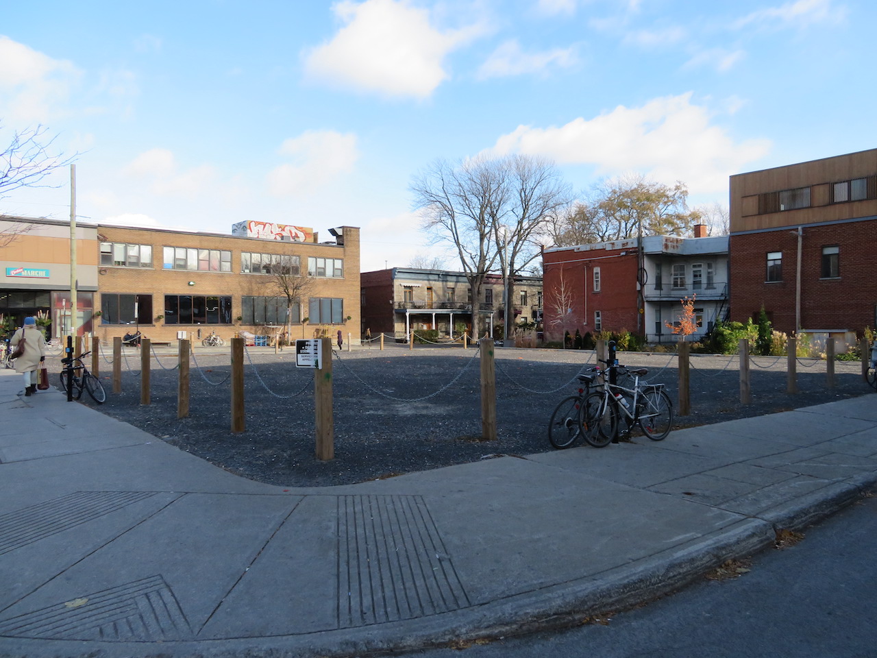 Vacant lot before the inauguration of Fleurs-de-Macadam square.